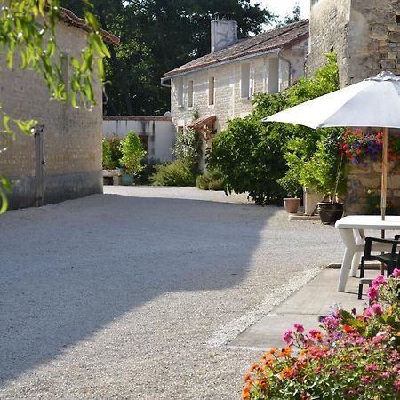 Le Moulin De Lusseau Bed & Breakfast Chef-Boutonne ภายนอก รูปภาพ