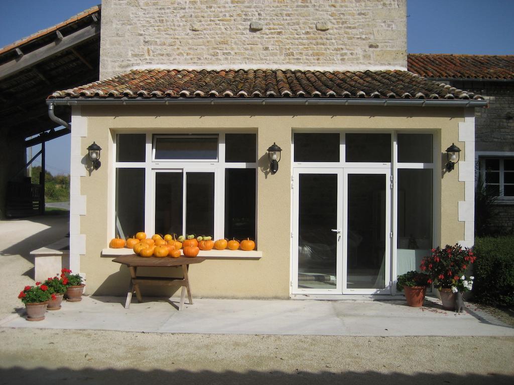 Le Moulin De Lusseau Bed & Breakfast Chef-Boutonne ภายนอก รูปภาพ