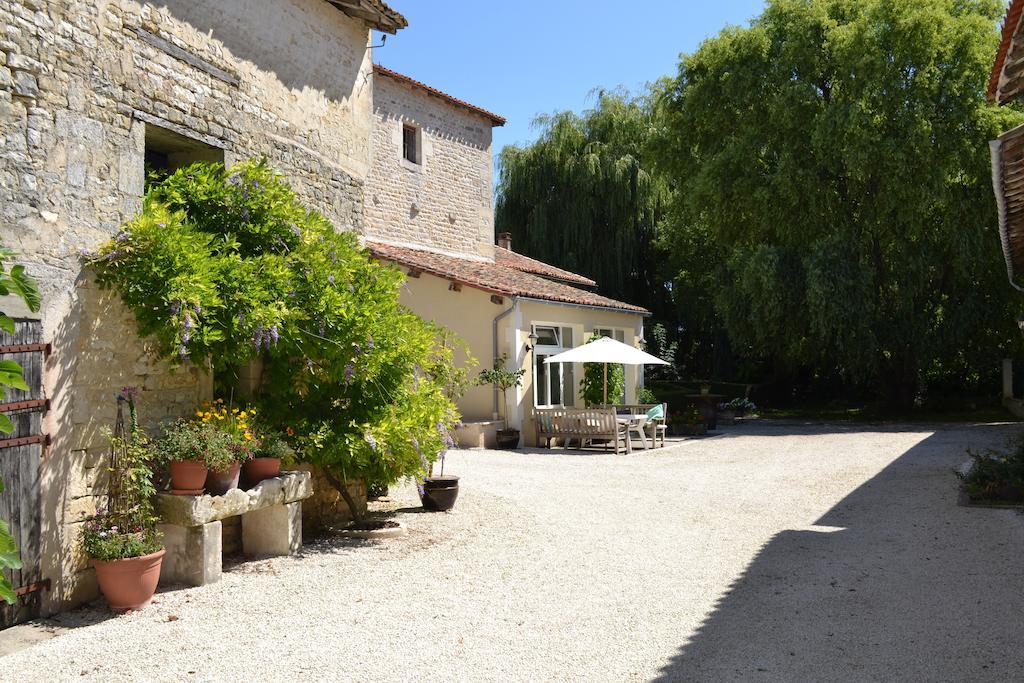 Le Moulin De Lusseau Bed & Breakfast Chef-Boutonne ภายนอก รูปภาพ
