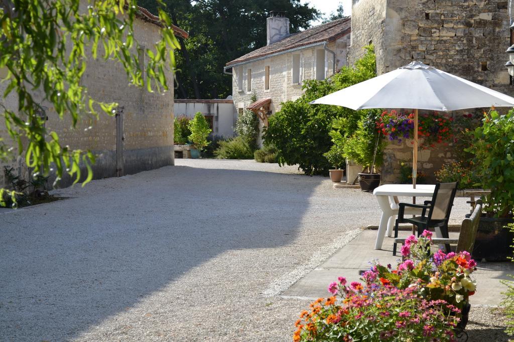 Le Moulin De Lusseau Bed & Breakfast Chef-Boutonne ภายนอก รูปภาพ